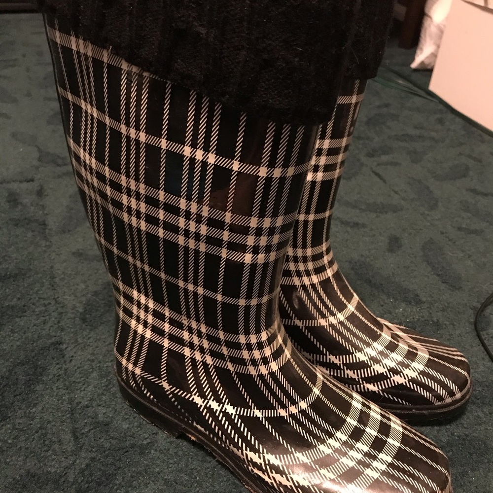 Plaid black and white boots